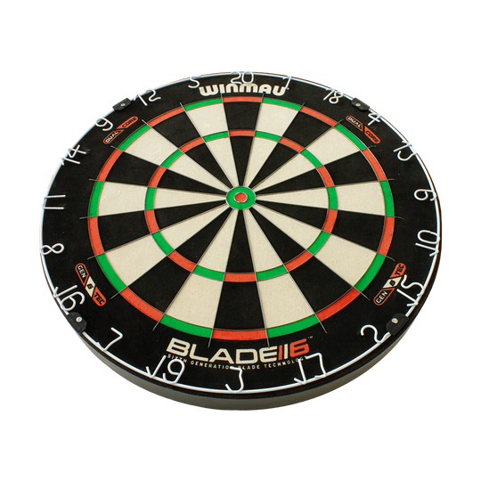 3031_Winmau_Blade_6_DualCore_Steeldartboard_2 Das Bild zeigt eine Winmau Blade 6 DualCore Steeldartboard. Die Dartscheibe hat ein klassisches Design mit schwarzen, weißen, roten und grünen Feldern.
