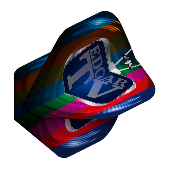 Das Bild zeigt die "Mission Solo Matt Edgar No2 Standard Flights" für Darts. Die Flights sind bunt gestaltet und tragen ein blaues Logo mit dem Schriftzug "EDGAR".