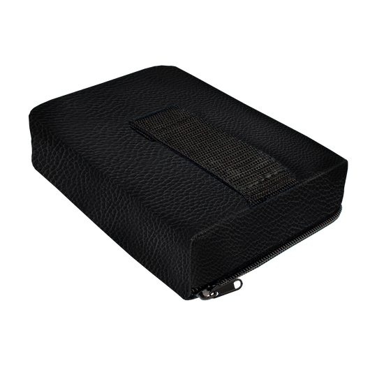 717TP_The_Pak_Leder_Edition_Darttasche_3 Die Abbildung zeigt die "Pak Leder Edition Darttasche". Die Tasche ist schwarz, rechteckig und aus Leder mit einem Reißverschluss gefertigt.