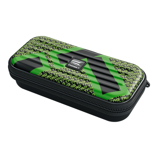 Target Takoma TAG Dartcase Das Bild zeigt ein rechteckiges Etui mit Reißverschluss, das vorwiegend schwarz und grün ist. Auf dem Etui steht mehrfach das Wort "TAG" und in der Mitte befindet sich ein silbernes "TARGET"-Logo.