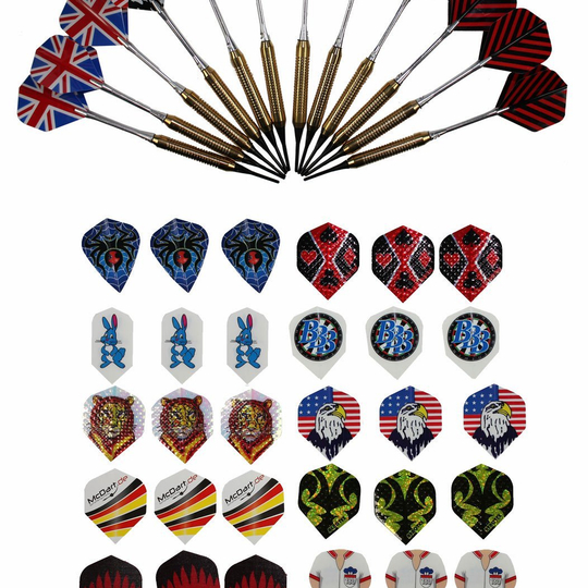 ama_soft521b23de42a1c Das Bild zeigt ein Set aus 12 Messing-Darts mit verschiedenen Flights. Zusätzlich sind 30 bunte Ersatz-Flights in unterschiedlichen Designs abgebildet.