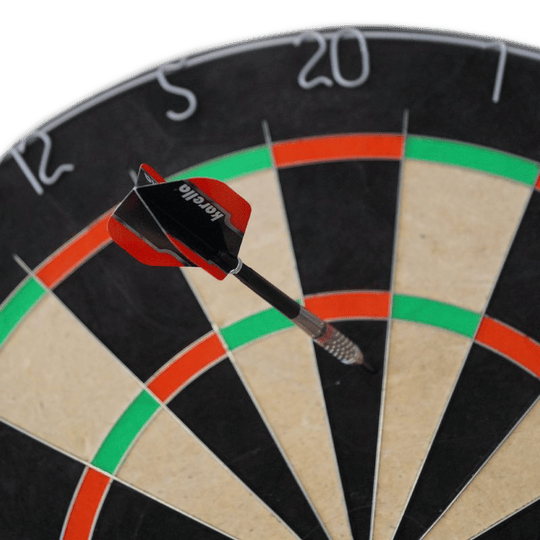 Zu sehen ist das Karella Dartboard BullOut Set mit zwei Sätzen Steeldarts. Perfekt für Einsteiger und Fortgeschrittene.