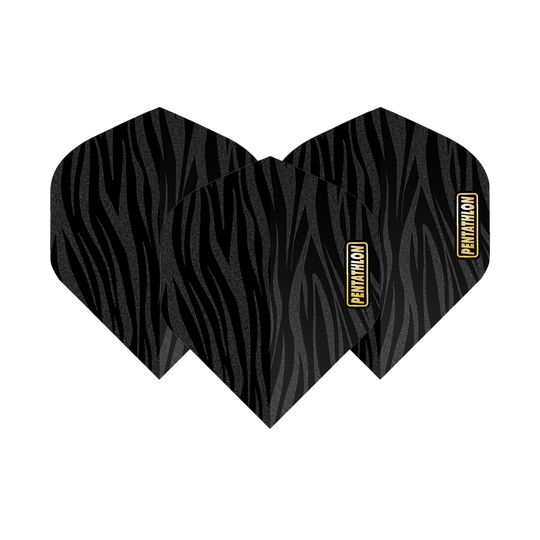 Pentathlon Flights RT Zebra Das Bild zeigt drei Dart-Flights mit einem schwarzen Zebramuster. Auf jedem Flight steht das Wort "Pentathlon" in einem goldenen Kasten.