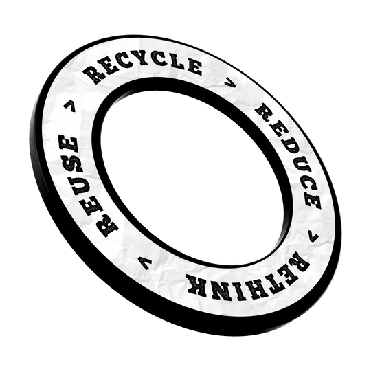 McDart Recycle Reduce Rethink Reuse Dartboard Surround Dieses Bild trägt den Dateinamen 'DBS-RRRR1_Surround_Recyle_Reuse_Reduce_Rethink_Schwarz_3'. Es zeigt vermutlich ein schwarzes Surround-Produkt mit Schwerpunkt auf Recycling und Nachhaltigkeit.