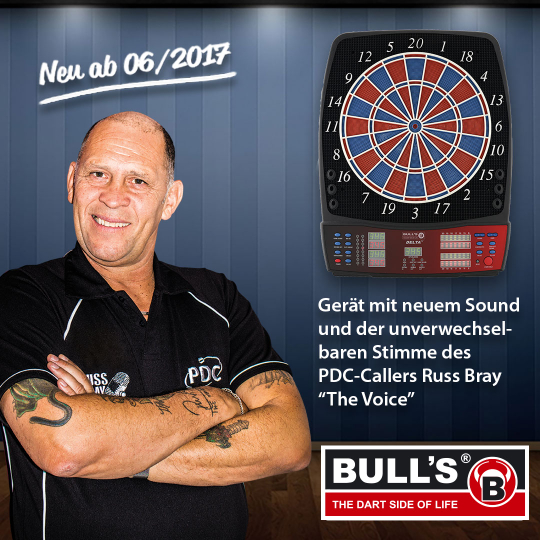 67986_p2 Auf dem Bild ist das elektronische Dartboard "BULL'S Delta IV RB Sound" zu sehen. Daneben steht ein lächelnder Mann mit verschränkten Armen vor blauem Hintergrund.