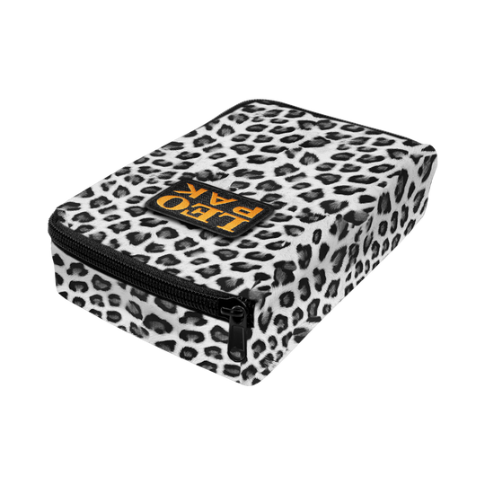 704_The_Pak_Dartcase_LeoPak_Leopard_2_Grau Die Abbildung zeigt das Produkt "The Pak Dartcase - Leo Pak". Es handelt sich um ein Dartcase mit einem auffälligen Leopardenmuster und einem Reißverschluss.