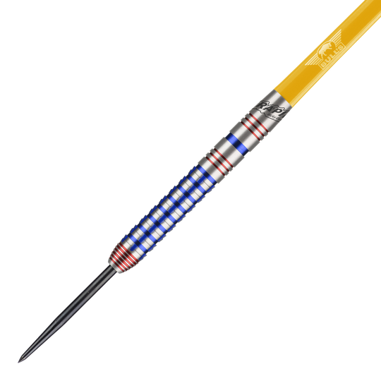 Bulls NL Ricky Evans Rapid Edition One Steel Darts Das Bild zeigt einen Steeldartpfeil aus der Serie "Bulls NL Ricky Evans Rapid Edition One". Der Dart ist silbern mit blauen und roten Ringen und hat einen gelben Schaft.