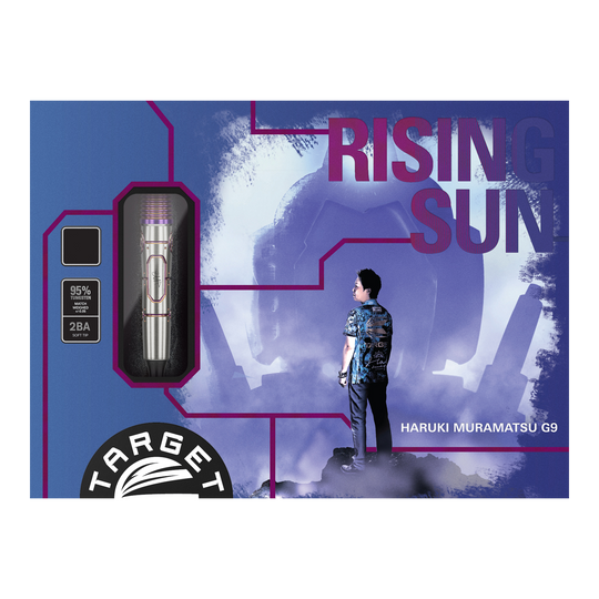 Target Japan Haruki Muramatsu Rising Sun GEN9 2BA Soft Darts - 21.5g Auf dem Bild ist die Verpackung der "Target Japan Haruki Muramatsu Rising Sun GEN9 2BA Softdarts - 21,5g" zu sehen. Rechts steht eine Person und im Hintergrund ist ein großes, stilisiertes Design mit dem Text "Rising Sun".