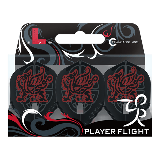 L-Style Jim Williams V2 L1PRO Flights Das Bild zeigt die L-Style Jim Williams V2 L1PRO Flights, die in einer Verpackung mit drei Flights präsentiert werden. Die Flights sind schwarz mit einem roten, stilisierten Löwen-Design darauf.