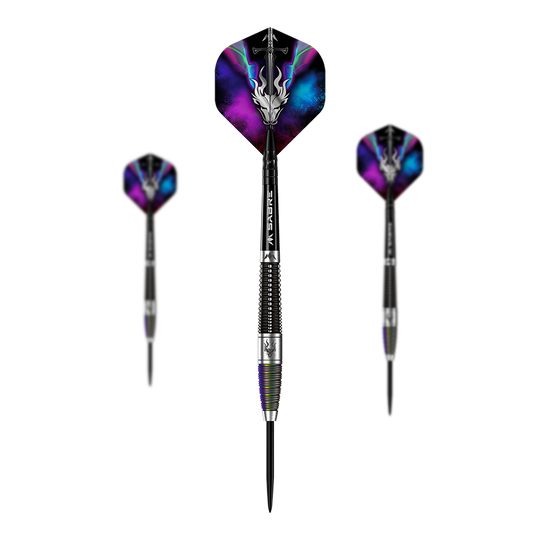 Mission Occult Steeldarts - 23g Das Bild zeigt drei Steeldarts des Produkts "Mission Occult Steeldarts - 23g". Die Flights haben ein auffälliges Design mit einem Drachenkopf auf einem Hintergrund in Lila, Blau und Schwarz.