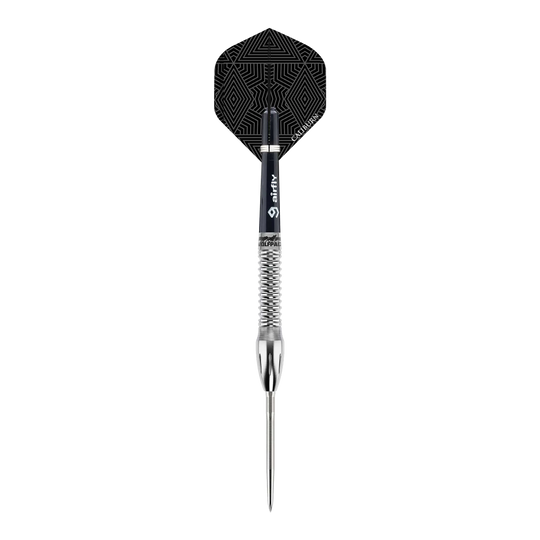 Caliburn Wolfpack W4 steel darts - 20g Das Bild zeigt einen Caliburn Wolfpack W4 Steeldart mit einem Gewicht von 20g. Der Dart hat ein silbernes Griffstück und einen schwarz gemusterten Flight.