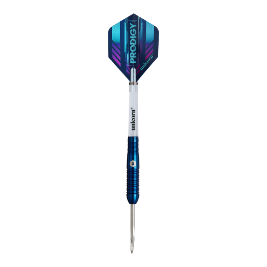 Unicorn Prodigy 02 Torpedo steel darts Das Bild zeigt einen Unicorn Prodigy 02 Torpedo Steeldart. Der Dartpfeil hat blaue und silberne Farben mit einer spitzen Metallspitze und einem modernen Flight-Design.