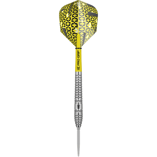 190057_Target_Bolide_03_Swiss_Point_Steeldarts_17EYAzHai5hLVq Das Bild zeigt den "Target Bolide 03 Swiss Point Steeldart". Der Dartpfeil hat gelbe Flights mit schwarzem Muster und einen silbernen, gerillten Schaft.