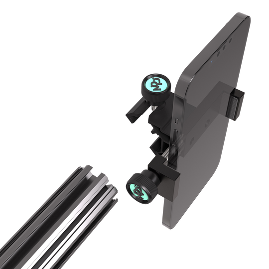 460003_Target_MOD_Mount_Handyhalterung_4 Das Bild zeigt die Target MOD Mount Handyhalterung, die ein Smartphone sicher hält. Die Halterung kann an einem Schienensystem befestigt werden.