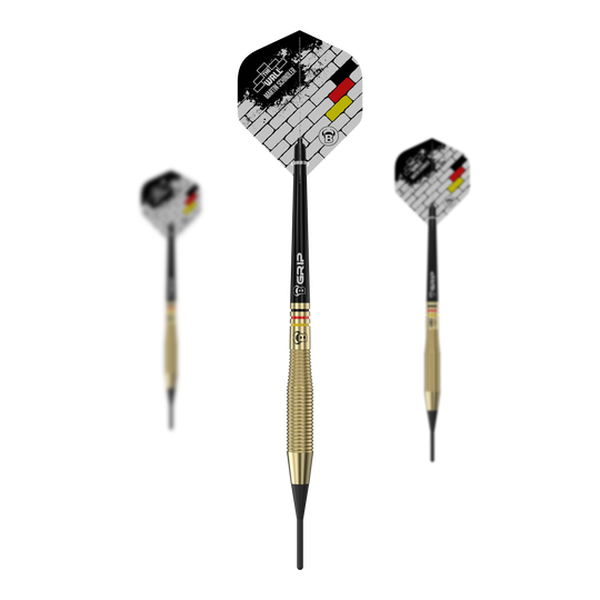 Bulls Martin Schindler The Wall Brass Softdarts - 18g Das Bild zeigt drei Softdarts des Modells "Bulls Martin Schindler The Wall Brass" mit einem Gewicht von 18g. Die Flights sind mit einem Mauer-Design und den Farben der deutschen Flagge verziert.