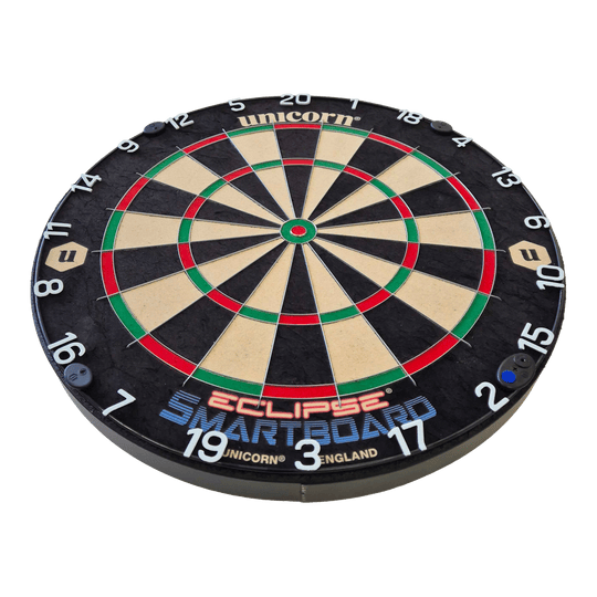 Das Bild zeigt das Produkt "Unicorn Eclipse Smartboard Steeldartboard". Es ist eine runde Dartscheibe mit farbigen Segmenten und weißen Zahlen am Rand.