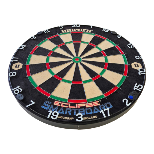 Unicorn Eclipse Smartboard steel dartboard Das Bild zeigt das Produkt "Unicorn Eclipse Smartboard Steeldartboard". Es ist eine runde Dartscheibe mit farbigen Segmenten und weißen Zahlen am Rand.