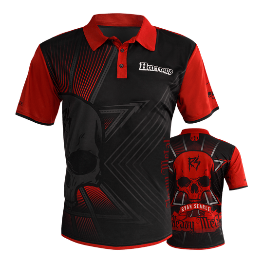 Harrow's Ryan Searle Heavy Metal Darts Shirt Das Bild zeigt das "Harrows Ryan Searle Heavy Metal Dartshirt" in Schwarz und Rot mit auffälligem Totenkopf-Design. Auf der Vorderseite steht "Harrows" und auf der Rückseite sind die Schriftzüge "Ryan Searle" und "Heavy Metal" zu sehen.