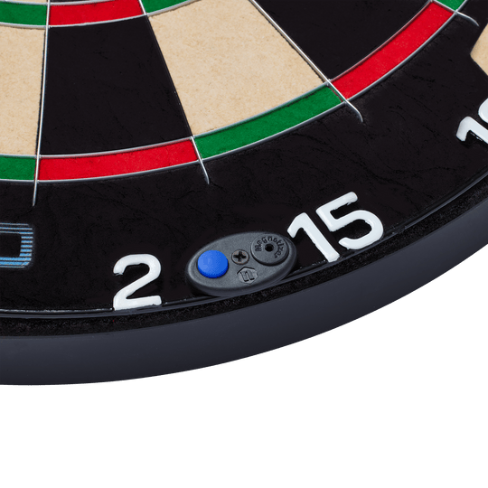 Das Bild zeigt einen Ausschnitt eines Steeldartboards mit den Zahlen 2 und 15. Es handelt sich um das Produkt "Unicorn Eclipse Smartboard", das auch einen kleinen blauen Knopf am Rand besitzt.