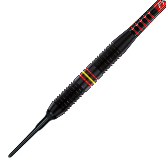2235-18_Winmau_Outrage_Black_Coated_Brass_Softdarts_2 Das Bild zeigt einen Winmau Outrage V1 Softdart mit schwarzer Beschichtung aus Messing und einem Gewicht von 18g. Der Dart hat rote und gelbe Ringe sowie eine strukturierte Griffzone.