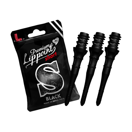 LIP39_L-Style_Premium_Lippoints_Short_Schwarz_2 Das Bild zeigt eine Packung „L-Style Premium Lippoints Short“ in Schwarz. Neben der Packung sind drei kurze, schwarze Dartspitzen abgebildet.