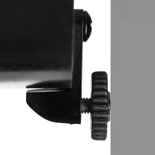 79827_Unicorn_Unilock_Board_Nivellierungsset_2 Das Bild zeigt eine Nahaufnahme eines Einstellrades am Unicorn Unilock Board Nivellierungsset. Das schwarze Stellrad dient zur präzisen Justierung des Boards an der Wand.