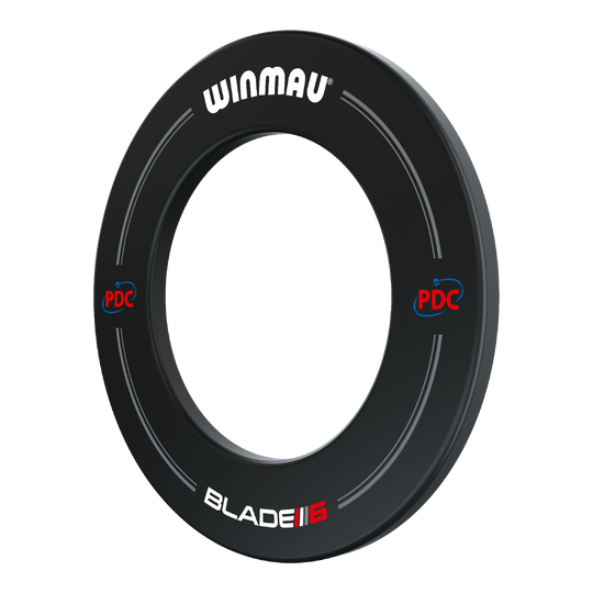 Winmau PDC Dartboard Surround - Black Das Bild zeigt einen schwarzen Dartboard Surround der Marke Winmau mit der Aufschrift "PDC" und "Blade 6". Der Surround dient dazu, die Wand rund um das Dartboard vor abprallenden Darts zu schützen.