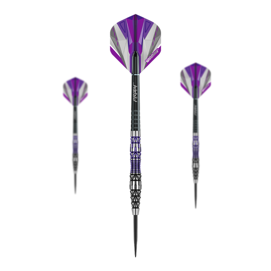 Winmau Simon Whitlock Special Edition 2020 steel darts Das Bild zeigt drei Steeldarts des Produkts "Winmau Simon Whitlock Special Edition 2020". Die Pfeile sind schwarz, silber und lila gefärbt und haben auffällige Muster am Schaft.