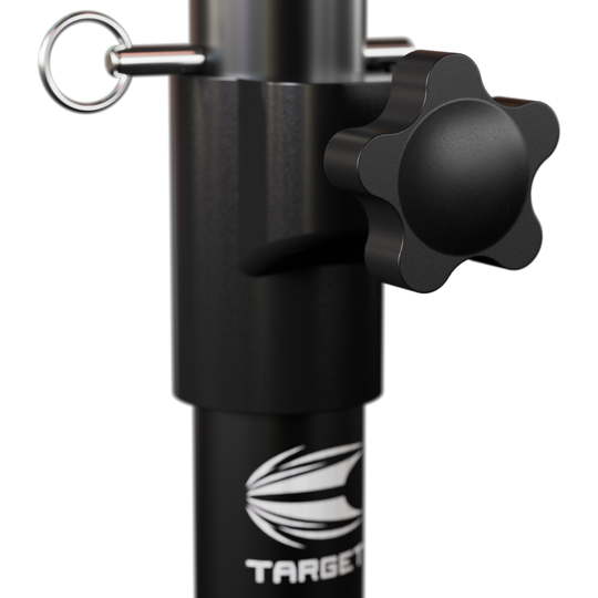 Target Dartboard Stand Das Bild zeigt einen Teil eines Target Dartboard Ständers mit einem Drehknopf zur Höhenverstellung. Unten ist das Target-Logo deutlich sichtbar.