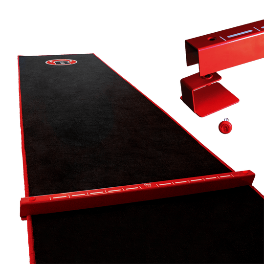 67831_Bulls_Oky_System_Teppich_mit_Metall_Oche_O66_3 Das Bild zeigt das Bulls Oky System SET, bestehend aus einem schwarzen Teppich mit rotem Rand und einer roten Metall Oche. Es wird für das Dartspiel genutzt, um den Abwurflinie klar zu markieren.