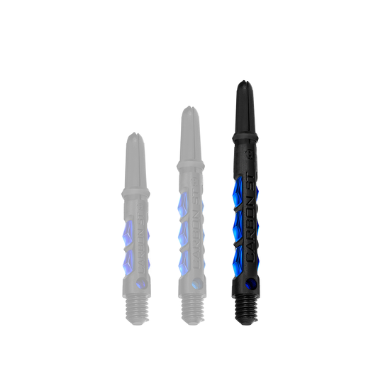 HR415_Harrows_Carbon_ST_Shafts_Blau_47mm_1 Das Bild zeigt drei schwarze Dartschäfte mit blauen Akzenten der Marke "Harrows Carbon ST Shafts - Blau". Sie sind in unterschiedlichen Längen angeordnet.