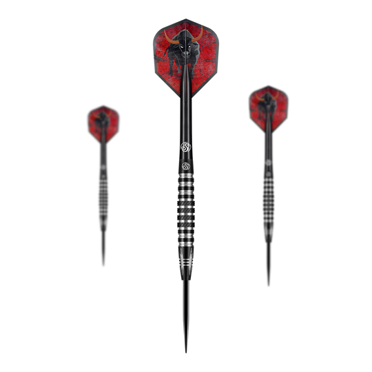 Shot Americana The Wrangler steel darts Das Bild zeigt drei Steeldarts des Produkts „Shot Americana The Wrangler“. Die Flights der Darts sind rot und mit einem schwarzen Stiermotiv verziert.
