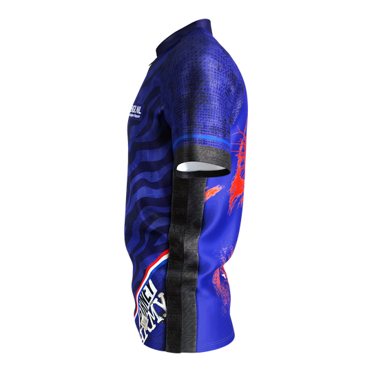 Target Coolplay Raymond Van Barneveld 2025 dart shirt Das Bild zeigt das Target Coolplay Raymond Van Barneveld 2025 Dartshirt. Das Shirt ist überwiegend blau mit schwarzen und roten Akzenten und auffälligem Design.