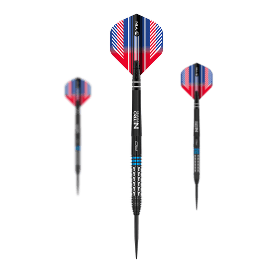 Red Dragon Vengeance Blue Steel Darts Das Bild zeigt drei Steeldarts des Produkts 'Red Dragon Vengeance Blue'. Die Darts haben schwarze Spitzen, silberne Griffe mit blauen Ringen und auffällige Flights in Rot, Blau und Weiß.