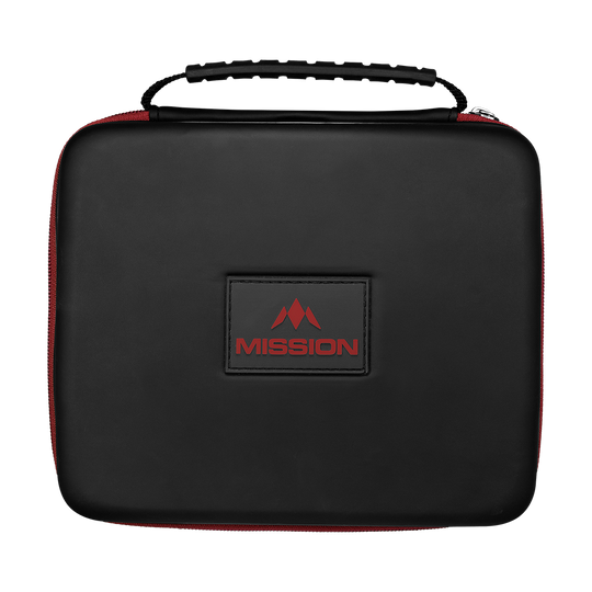 Die Abbildung zeigt eine schwarze Tasche mit einem Henkel und rotem Reißverschluss. Auf der Vorderseite befindet sich ein rechteckiges Logo mit der Aufschrift „MISSION“ in Rot.