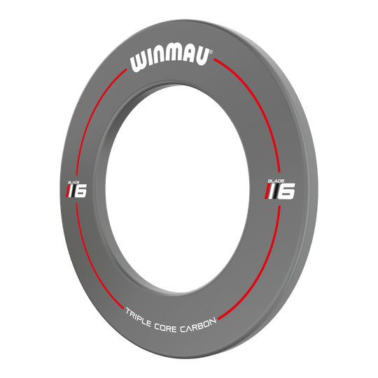 Das Bild zeigt das Winmau Blade 6 Design Dartboard Surround in Grau. Es ist rund und hat rote sowie weiße Akzente mit der Aufschrift "WINMAU" und "TRIPLE CORE CARBON".