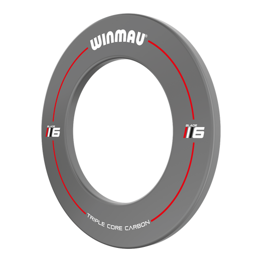 Winmau Blade 6 Design Dartboard Surround - Grau Das Bild zeigt das Winmau Blade 6 Design Dartboard Surround in Grau. Es ist rund und hat rote sowie weiße Akzente mit der Aufschrift "WINMAU" und "TRIPLE CORE CARBON".