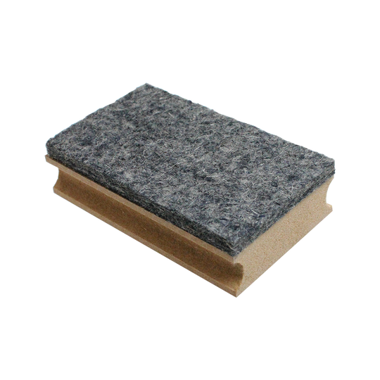 BU67309_BullsNL_Dry_Eraser_Wischschwamm_2 Das Bild zeigt einen Bulls NL Dry Eraser Wischschwamm. Der Wischschwamm hat eine graue Filzoberfläche und einen braunen Griff.