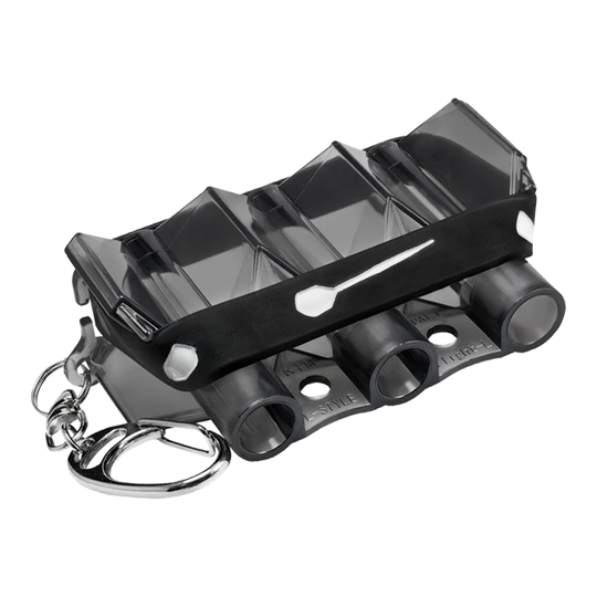 L-Style Krystal Flight Case - Clear Black Das Bild zeigt das Produkt "L-Style Krystal Flight Case" in transparenter schwarzer Farbe. Es handelt sich um ein kompaktes Etui mit Schlüsselanhänger zur Aufbewahrung von Dart-Flights.