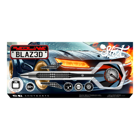 Shot Redline Blazed Steel Darts Das Bild zeigt die Verpackung der "Shot Redline Blazed Steeldarts" vor einem sportlichen Auto mit leuchtenden Scheinwerfern. Auf der Verpackung sind die Darts sowie verschiedene Produktsymbole und Informationen sichtbar.