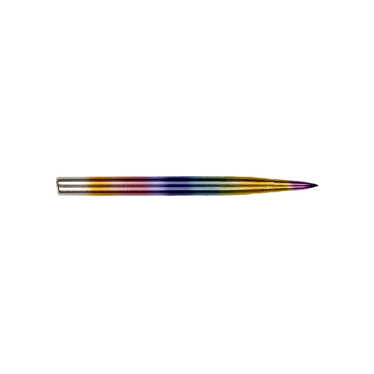BU57613_BullsNL_Rainbow_Steeldartspitzen_32mm_2 Auf dem Bild ist eine bunte Dartspitze aus Metall zu sehen. Die Spitze hat einen Regenbogeneffekt und ist an einem Ende angespitzt.