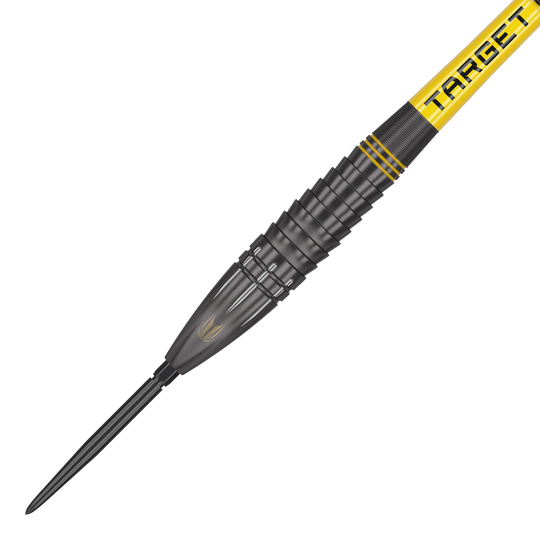 Das Bild zeigt den Target Scott Williams Shaggy Black Swiss Point Steeldart. Der Dart ist schwarz mit gelben Akzenten und hat die Aufschrift "TARGET" auf dem Schaft.