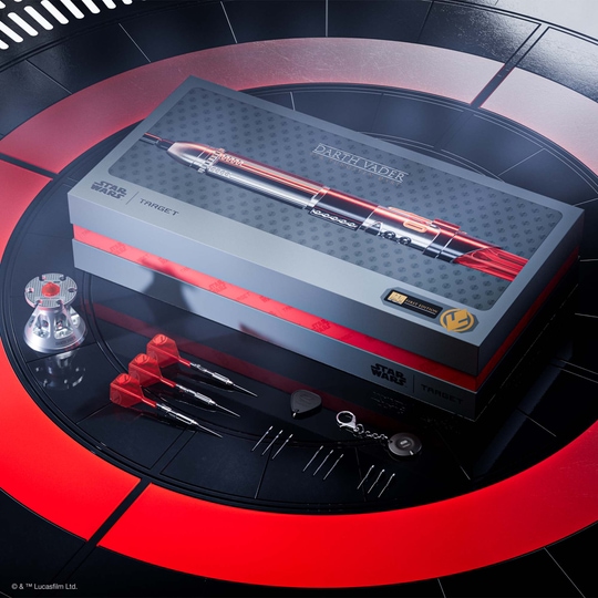 Target Star Wars Darth Vader Sith Lord Lightsaber Limited First Edition Darts- 24g Abgebildet sind die Target Star Wars Darth Vader Light Saber Limited Edition Steeldarts - 24g. Die Dartpfeile sind im Stil des Lichtschwerts von Darth Vader gestaltet.