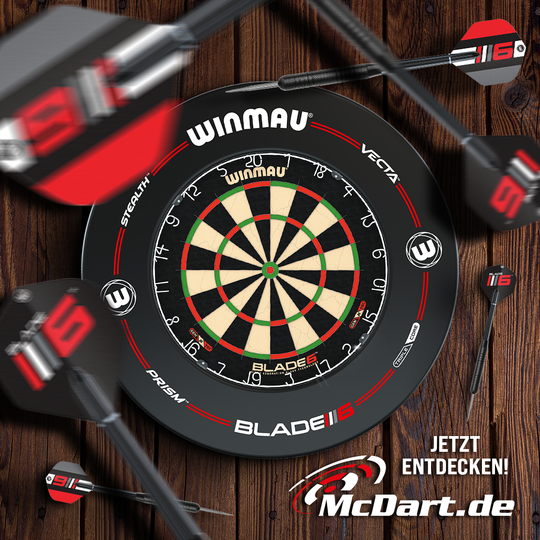 810005_Winmau_Blade_6_Set_mit_2_Sets_Darts_und_Pro-Line_Surround_6_admedia Das Bild zeigt eine Winmau Blade 6 Dartscheibe mit mehreren Pfeilen, die darin stecken. Unten rechts befindet sich das Logo von McDart.de und der Text „JETZT ENTDECKEN!“.