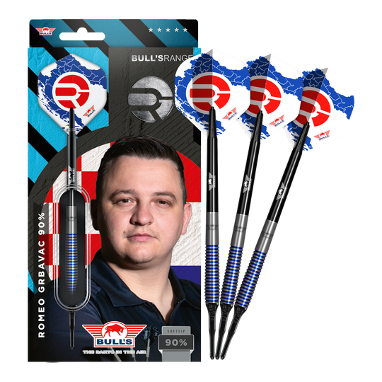Bulls NL Romeo Grbavac soft darts - 19g Das Bild zeigt das Produkt "Bulls NL Romeo Grbavac Softdarts- 19g" mit einer Verpackung, auf der ein Porträt des Spielers abgebildet ist. Neben der Verpackung sind drei Softdarts mit blau-schwarzen Schäften und auffälligen Flights zu sehen.