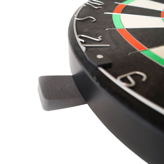 Hier ist das Karella Dartboard BullOut Set mit zwei Sätzen Steeldarts abgebildet. Das Set eignet sich für Dartspieler aller Erfahrungsstufen.