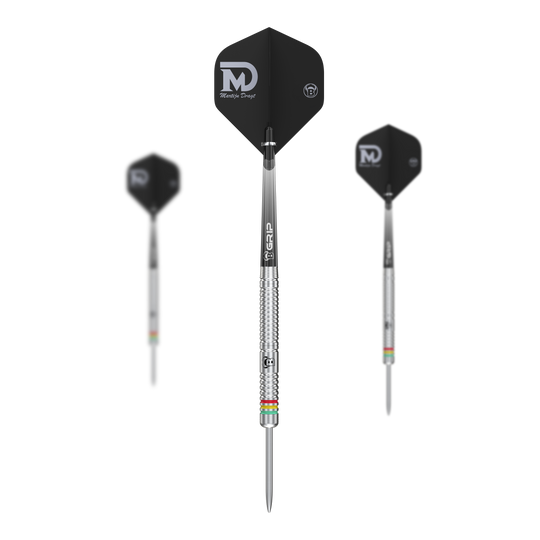 Das Bild zeigt drei Steeldarts mit silbernem Griff und schwarzem Flight. Auf dem Flight steht „Martijn Dragt“ sowie das Kürzel „MD“.
