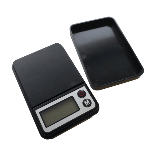 MCD19_McDart_Mini_Waage_2 Das Bild zeigt die McDart Mini Waage mit abnehmbarem Deckel. Die Waage besitzt ein digitales Display und zwei Funktionstasten.