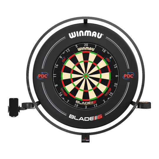Winmau Plasma Accessory Set Das Bild zeigt das Produkt "Winmau Plasma Zubehör Set" mit einer Dartscheibe und einem umgebenden LED-Leuchtring. Das Set ist für professionelles Dartspielen geeignet und trägt das PDC-Logo.