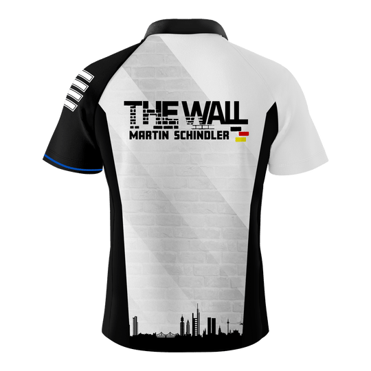 Bulls Martin Schindler The Wall dart shirt Das Bild zeigt das "Bulls Martin Schindler The Wall Dartshirt" von hinten. Auf dem Shirt steht "THE WALL MARTIN SCHINDLER" mit einer kleinen Deutschlandflagge und einer Stadtsilhouette darunter.